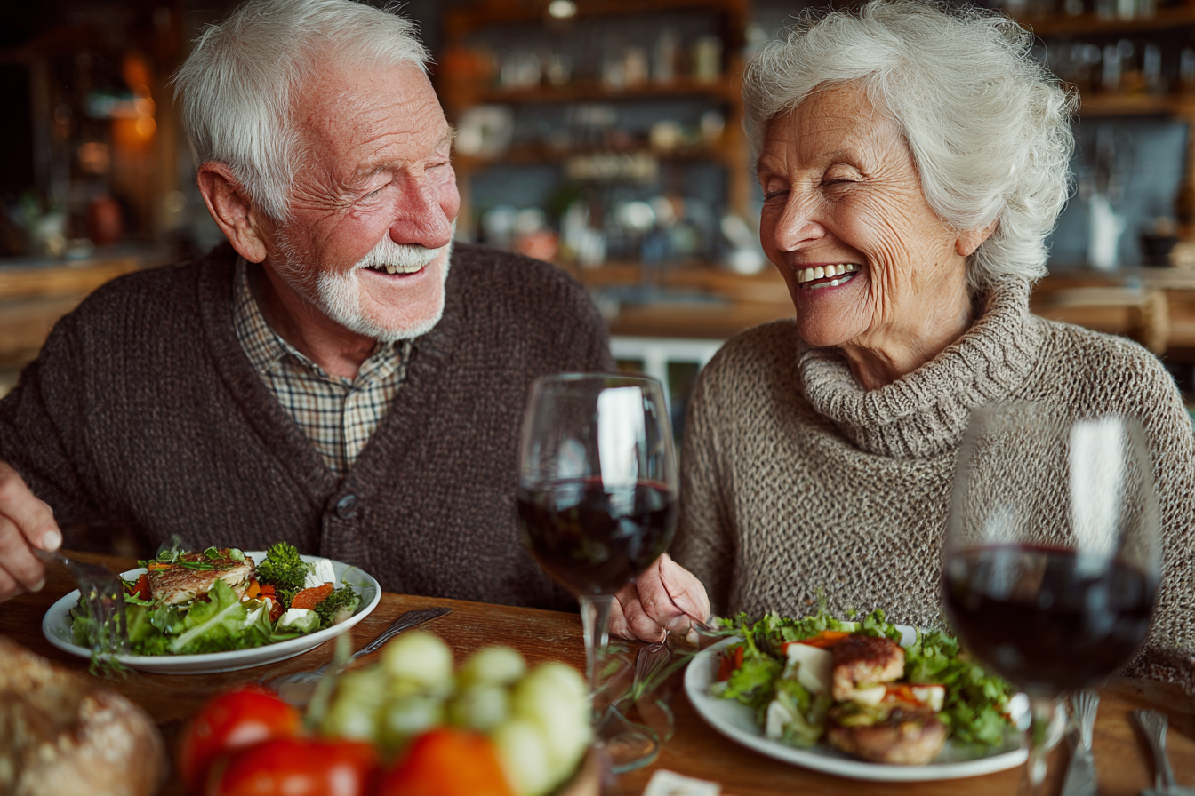 Щасливі люди старшого віку за обіднім столом